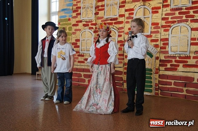 Zdjęcie w galerii na portalu naszraciborz.pl: Wiosna w SP 4 z Panem Hilarym wiadomości z regionu