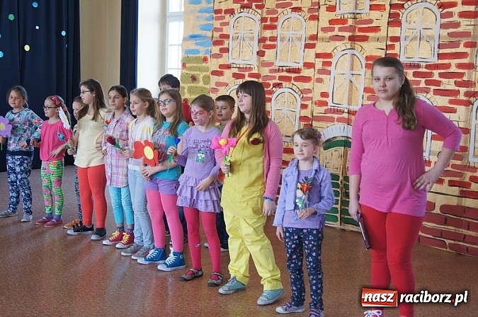 Zdjęcie w galerii na portalu naszraciborz.pl: Wiosna w SP 4 z Panem Hilarym wiadomości z regionu