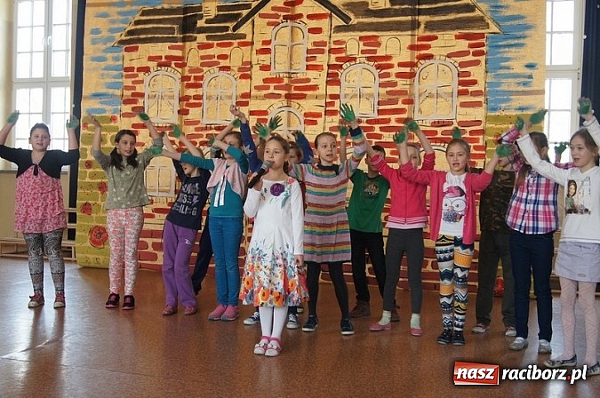 Zdjęcie w galerii na portalu naszraciborz.pl: Wiosna w SP 4 z Panem Hilarym wiadomości z regionu