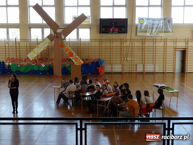 Zdjęcie w galerii na portalu naszraciborz.pl: Wiosna w Europie w Gimnazjum w Kornowacu wiadomości z regionu