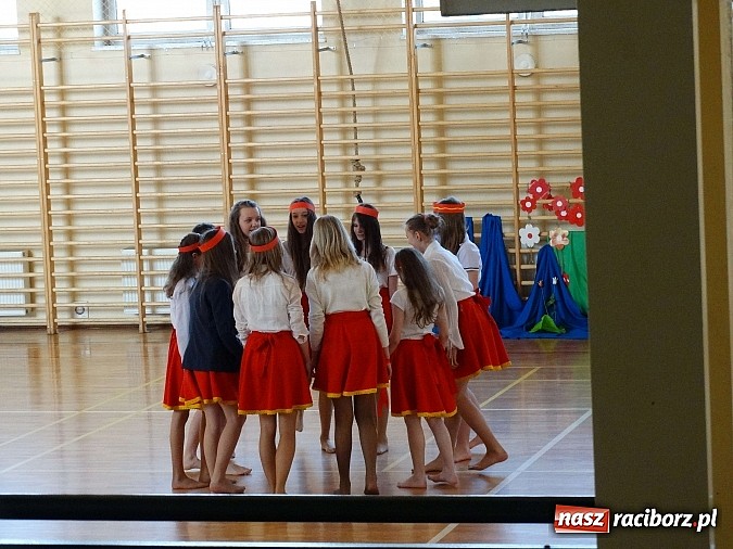 Zdjęcie w galerii na portalu naszraciborz.pl: Wiosna w Europie w Gimnazjum w Kornowacu wiadomości z regionu