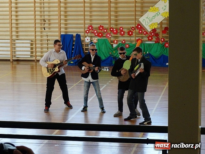 Zdjęcie w galerii na portalu naszraciborz.pl: Wiosna w Europie w Gimnazjum w Kornowacu wiadomości z regionu