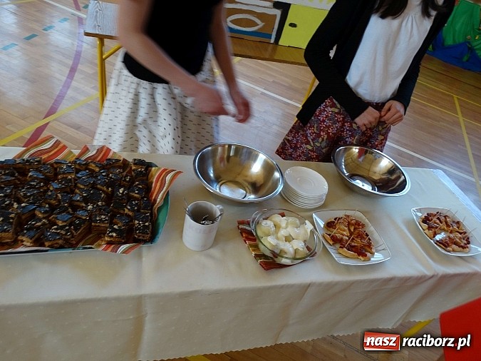 Zdjęcie w galerii na portalu naszraciborz.pl: Wiosna w Europie w Gimnazjum w Kornowacu wiadomości z regionu