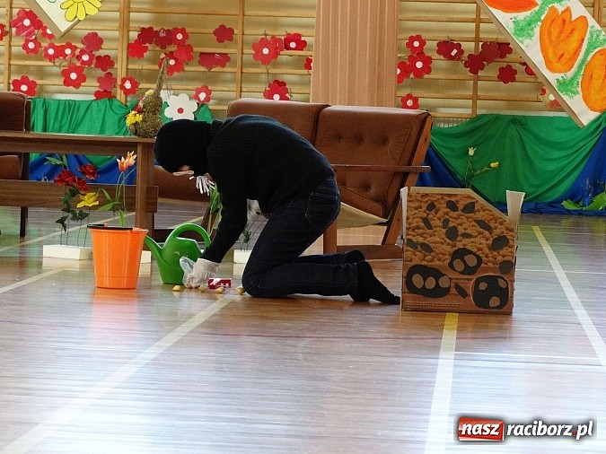 Zdjęcie w galerii na portalu naszraciborz.pl: Wiosna w Europie w Gimnazjum w Kornowacu wiadomości z regionu