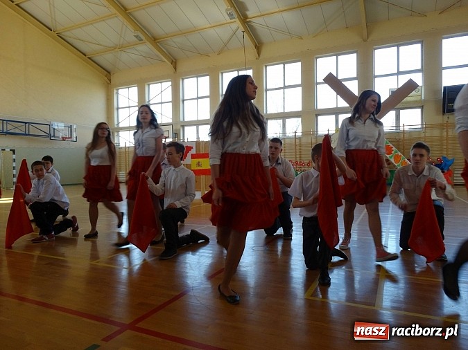 Zdjęcie w galerii na portalu naszraciborz.pl: Wiosna w Europie w Gimnazjum w Kornowacu wiadomości z regionu