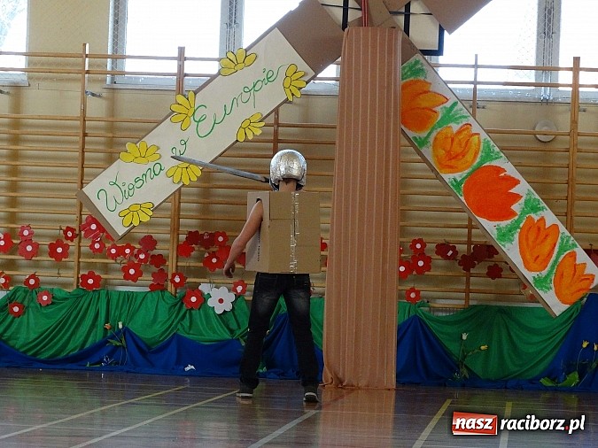 Zdjęcie w galerii na portalu naszraciborz.pl: Wiosna w Europie w Gimnazjum w Kornowacu wiadomości z regionu