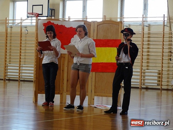 Zdjęcie w galerii na portalu naszraciborz.pl: Wiosna w Europie w Gimnazjum w Kornowacu wiadomości z regionu