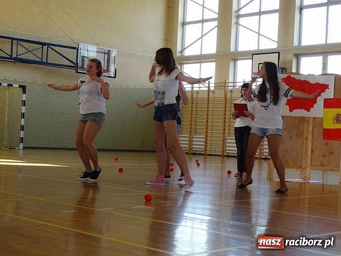 Zdjęcie w galerii na portalu naszraciborz.pl: Wiosna w Europie w Gimnazjum w Kornowacu wiadomości z regionu