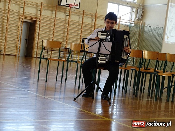 Zdjęcie w galerii na portalu naszraciborz.pl: Wiosna w Europie w Gimnazjum w Kornowacu wiadomości z regionu