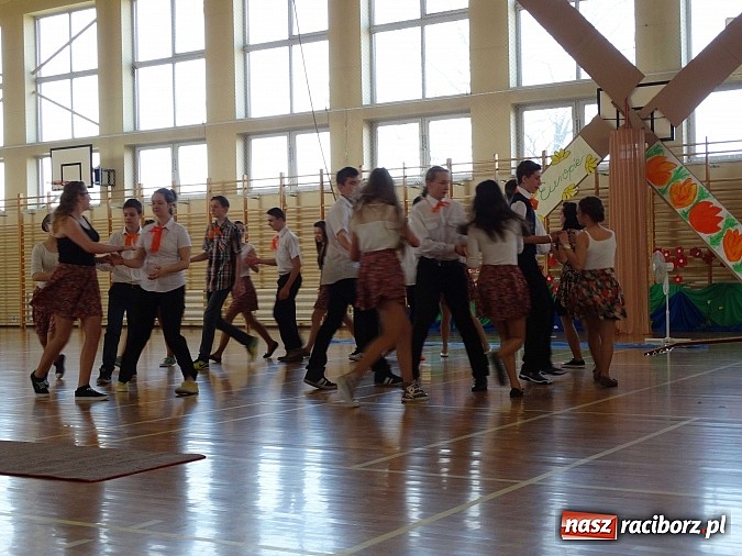 Zdjęcie w galerii na portalu naszraciborz.pl: Wiosna w Europie w Gimnazjum w Kornowacu wiadomości z regionu