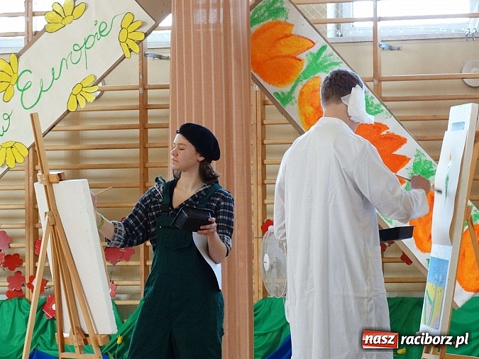 Zdjęcie w galerii na portalu naszraciborz.pl: Wiosna w Europie w Gimnazjum w Kornowacu wiadomości z regionu