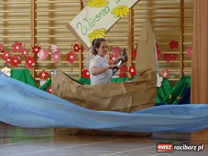 Zdjęcie w galerii na portalu naszraciborz.pl: Wiosna w Europie w Gimnazjum w Kornowacu wiadomości z regionu