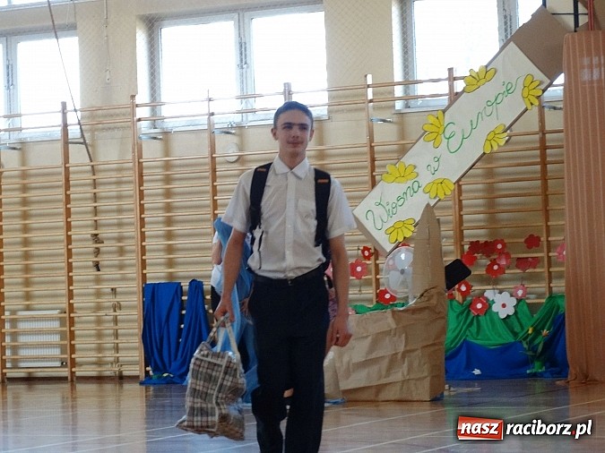 Zdjęcie w galerii na portalu naszraciborz.pl: Wiosna w Europie w Gimnazjum w Kornowacu wiadomości z regionu