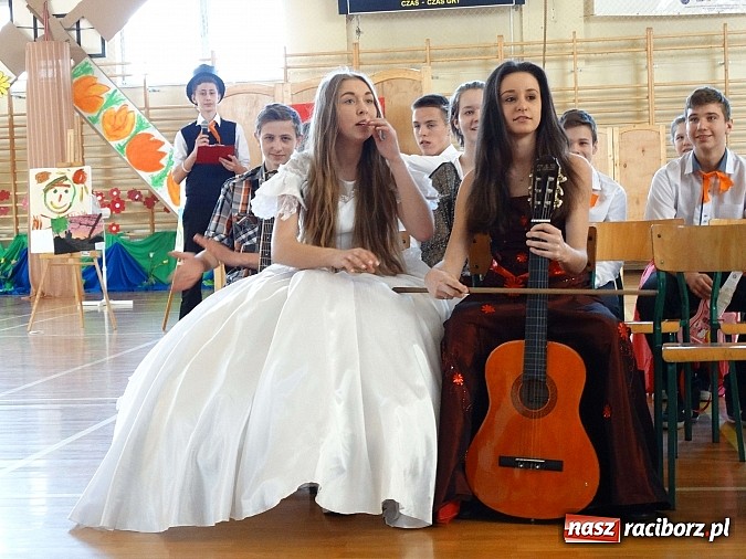 Zdjęcie w galerii na portalu naszraciborz.pl: Wiosna w Europie w Gimnazjum w Kornowacu wiadomości z regionu