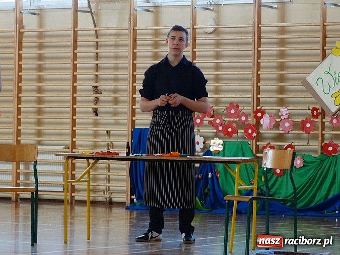 Zdjęcie w galerii na portalu naszraciborz.pl: Wiosna w Europie w Gimnazjum w Kornowacu wiadomości z regionu