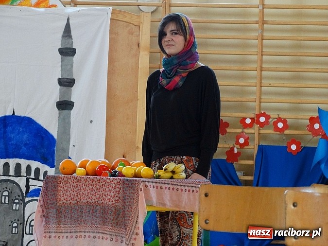 Zdjęcie w galerii na portalu naszraciborz.pl: Wiosna w Europie w Gimnazjum w Kornowacu wiadomości z regionu