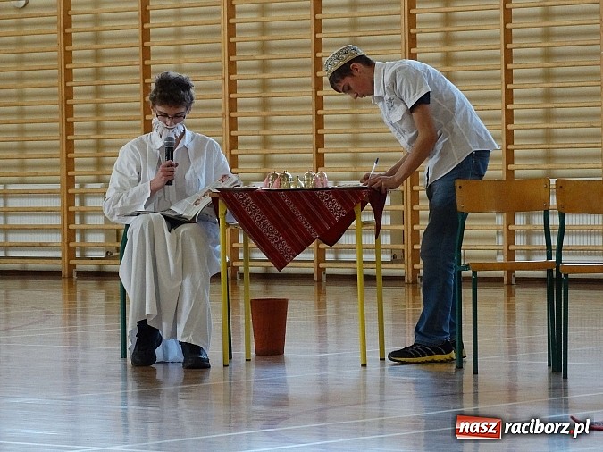 Zdjęcie w galerii na portalu naszraciborz.pl: Wiosna w Europie w Gimnazjum w Kornowacu wiadomości z regionu