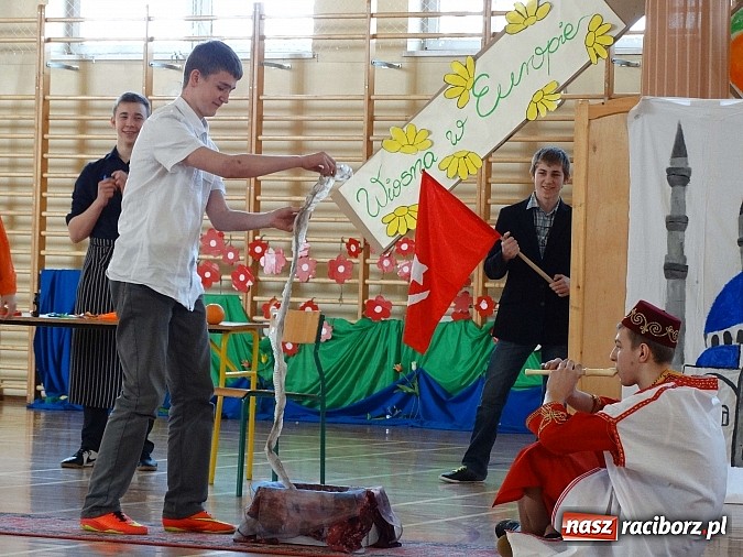 Zdjęcie w galerii na portalu naszraciborz.pl: Wiosna w Europie w Gimnazjum w Kornowacu wiadomości z regionu