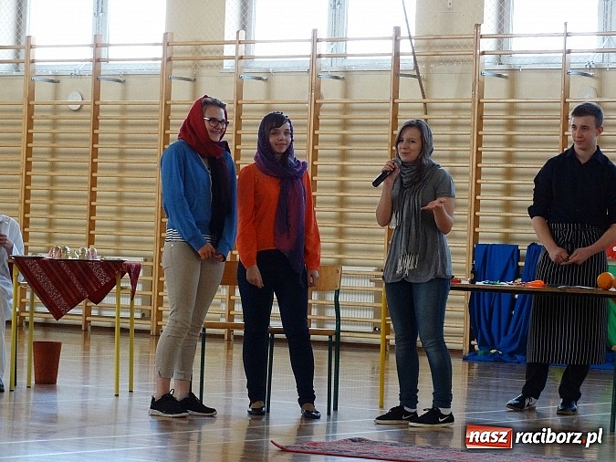 Zdjęcie w galerii na portalu naszraciborz.pl: Wiosna w Europie w Gimnazjum w Kornowacu wiadomości z regionu