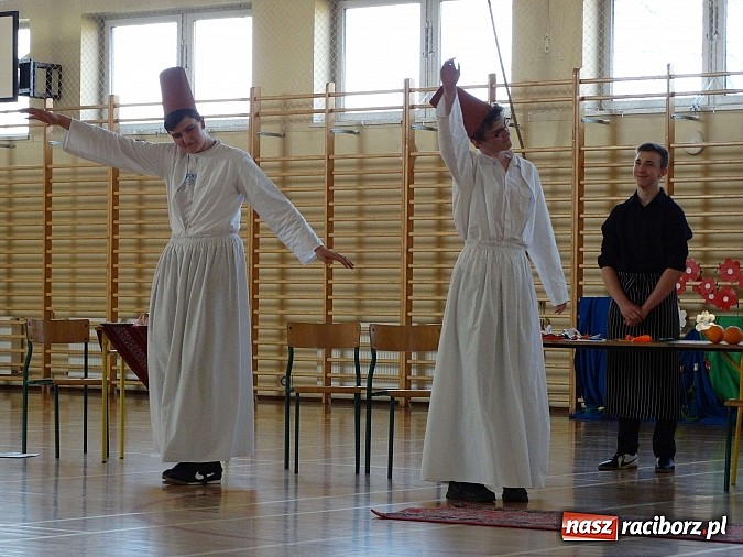 Zdjęcie w galerii na portalu naszraciborz.pl: Wiosna w Europie w Gimnazjum w Kornowacu wiadomości z regionu