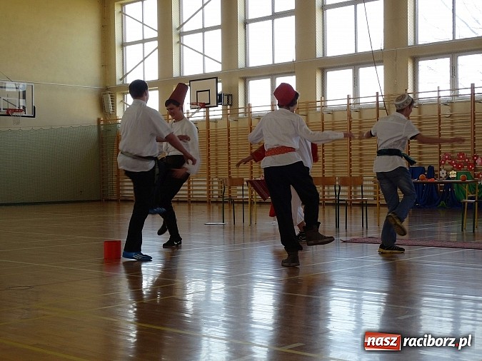 Zdjęcie w galerii na portalu naszraciborz.pl: Wiosna w Europie w Gimnazjum w Kornowacu wiadomości z regionu