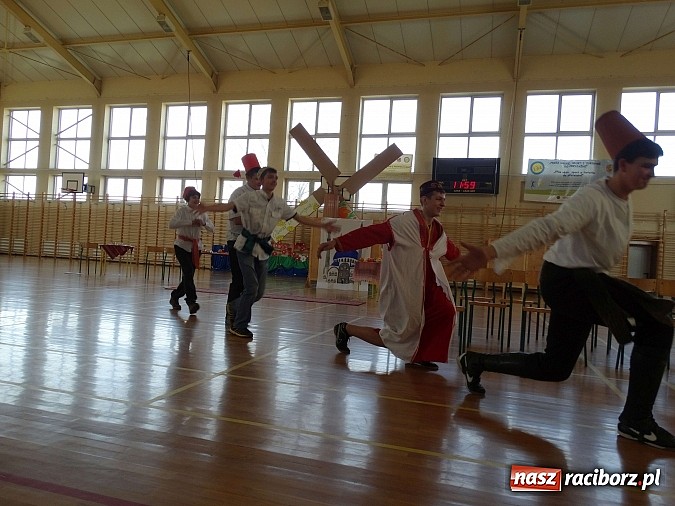 Zdjęcie w galerii na portalu naszraciborz.pl: Wiosna w Europie w Gimnazjum w Kornowacu wiadomości z regionu