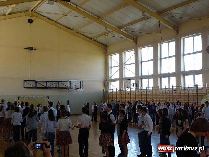 Zdjęcie w galerii na portalu naszraciborz.pl: Wiosna w Europie w Gimnazjum w Kornowacu wiadomości z regionu