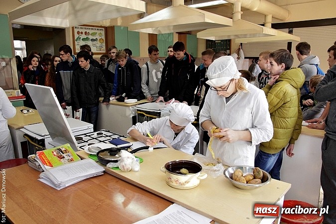 Zdjęcie w galerii na portalu naszraciborz.pl: Kuszące zapachy i modne fryzury na dniach otwartych ZSZ  wiadomości z regionu