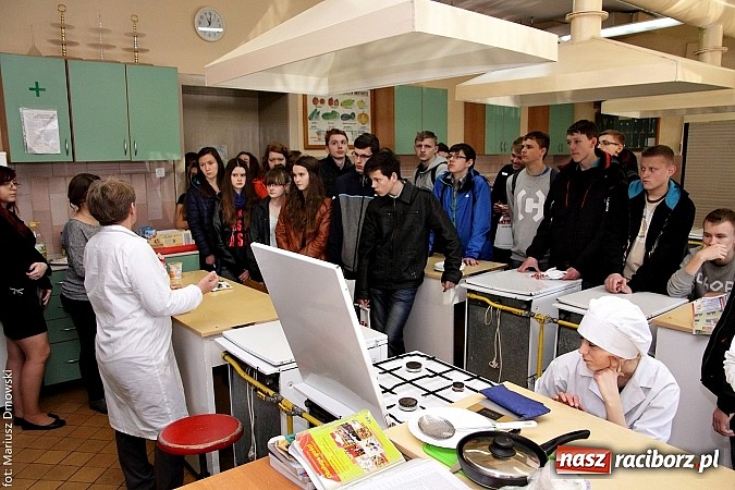 Zdjęcie w galerii na portalu naszraciborz.pl: Kuszące zapachy i modne fryzury na dniach otwartych ZSZ  wiadomości z regionu