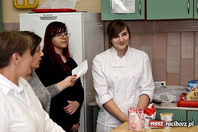 Zdjęcie w galerii na portalu naszraciborz.pl: Kuszące zapachy i modne fryzury na dniach otwartych ZSZ  wiadomości z regionu