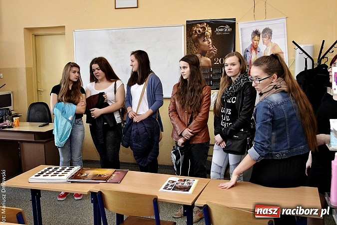 Zdjęcie w galerii na portalu naszraciborz.pl: Kuszące zapachy i modne fryzury na dniach otwartych ZSZ  wiadomości z regionu
