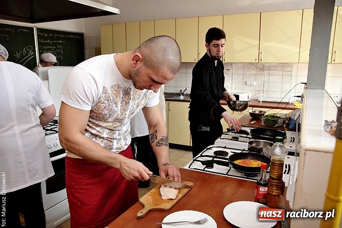 Zdjęcie w galerii na portalu naszraciborz.pl: Kuszące zapachy i modne fryzury na dniach otwartych ZSZ  wiadomości z regionu