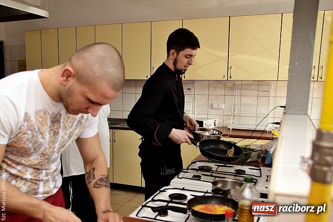 Zdjęcie w galerii na portalu naszraciborz.pl: Kuszące zapachy i modne fryzury na dniach otwartych ZSZ  wiadomości z regionu