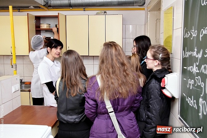 Zdjęcie w galerii na portalu naszraciborz.pl: Kuszące zapachy i modne fryzury na dniach otwartych ZSZ  wiadomości z regionu