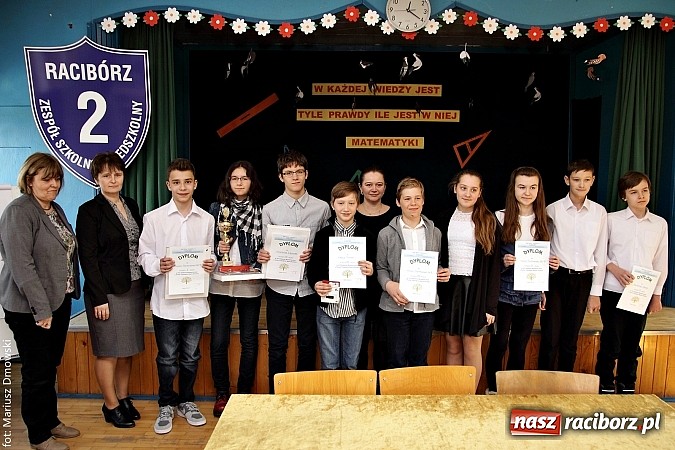 Zdjęcie w galerii na portalu naszraciborz.pl: Najlepsi matematycy z SP 13 zdobyli puchar! wiadomości z regionu