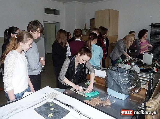 Zdjęcie w galerii na portalu naszraciborz.pl: Uczniowie G1 wystawiają prace w Bibliotece Pedagogicznej  wiadomości z regionu