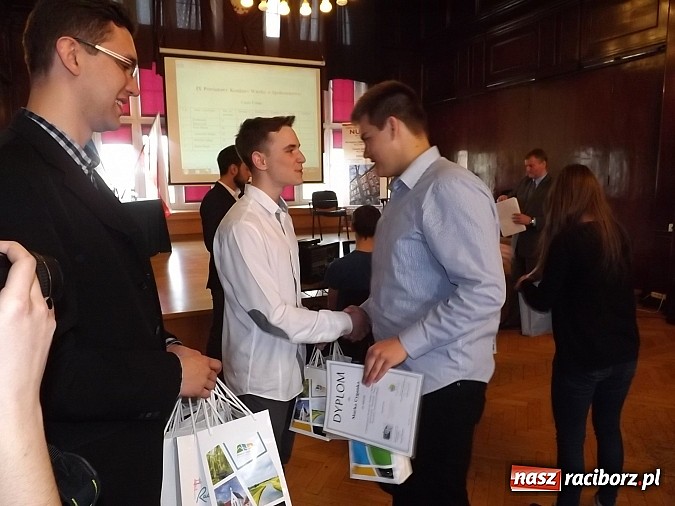 Zdjęcie w galerii na portalu naszraciborz.pl: Bartłomiej Błaszczyk najlepszy w Powiatowym Konkursie Wiedzy o Społeczeństwie wiadomości z regionu