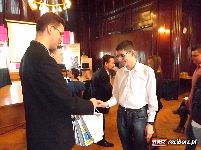 Zdjęcie w galerii na portalu naszraciborz.pl: Bartłomiej Błaszczyk najlepszy w Powiatowym Konkursie Wiedzy o Społeczeństwie wiadomości z regionu