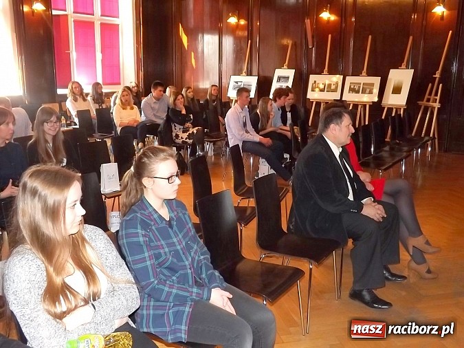 Zdjęcie w galerii na portalu naszraciborz.pl: Bartłomiej Błaszczyk najlepszy w Powiatowym Konkursie Wiedzy o Społeczeństwie wiadomości z regionu