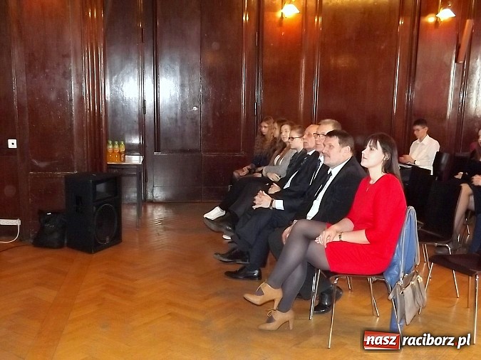 Zdjęcie w galerii na portalu naszraciborz.pl: Bartłomiej Błaszczyk najlepszy w Powiatowym Konkursie Wiedzy o Społeczeństwie wiadomości z regionu