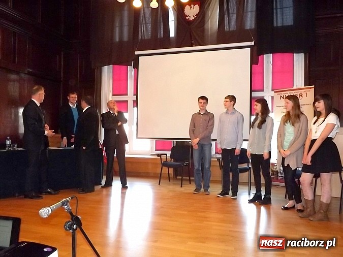 Zdjęcie w galerii na portalu naszraciborz.pl: Bartłomiej Błaszczyk najlepszy w Powiatowym Konkursie Wiedzy o Społeczeństwie wiadomości z regionu