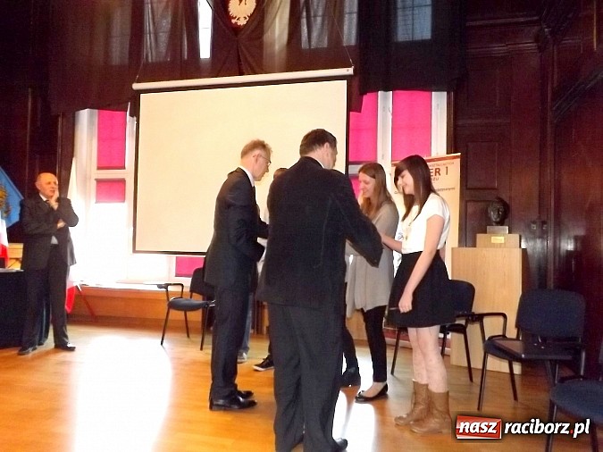 Zdjęcie w galerii na portalu naszraciborz.pl: Bartłomiej Błaszczyk najlepszy w Powiatowym Konkursie Wiedzy o Społeczeństwie wiadomości z regionu