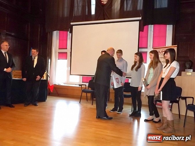 Zdjęcie w galerii na portalu naszraciborz.pl: Bartłomiej Błaszczyk najlepszy w Powiatowym Konkursie Wiedzy o Społeczeństwie wiadomości z regionu