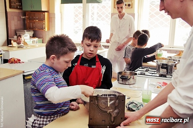 Zdjęcie w galerii na portalu naszraciborz.pl: Baranki i zajączki w wykonaniu uczniów SP 4 i ZSZ  wiadomości z regionu