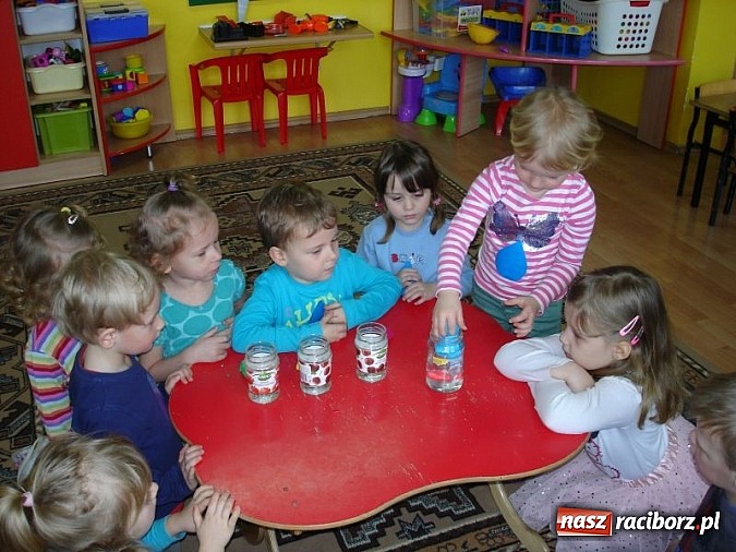 Zdjęcie w galerii na portalu naszraciborz.pl: Zabawy z kropelkami, czyli Międzynarodowy Dzień Wody w P17  wiadomości z regionu