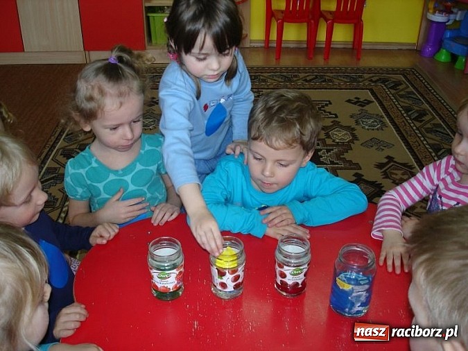 Zdjęcie w galerii na portalu naszraciborz.pl: Zabawy z kropelkami, czyli Międzynarodowy Dzień Wody w P17  wiadomości z regionu