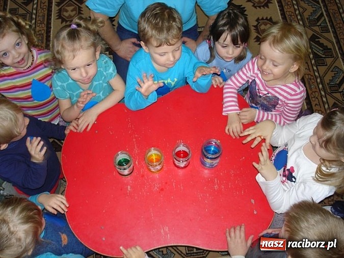 Zdjęcie w galerii na portalu naszraciborz.pl: Zabawy z kropelkami, czyli Międzynarodowy Dzień Wody w P17  wiadomości z regionu