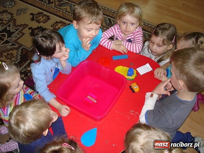 Zdjęcie w galerii na portalu naszraciborz.pl: Zabawy z kropelkami, czyli Międzynarodowy Dzień Wody w P17  wiadomości z regionu