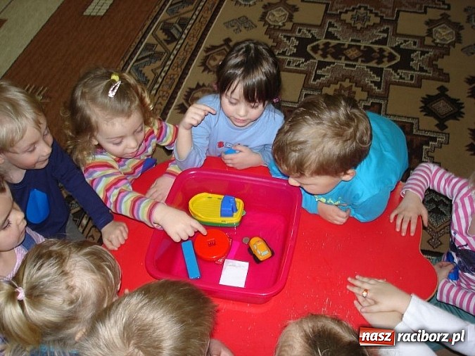 Zdjęcie w galerii na portalu naszraciborz.pl: Zabawy z kropelkami, czyli Międzynarodowy Dzień Wody w P17  wiadomości z regionu