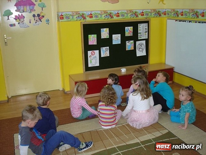 Zdjęcie w galerii na portalu naszraciborz.pl: Zabawy z kropelkami, czyli Międzynarodowy Dzień Wody w P17  wiadomości z regionu